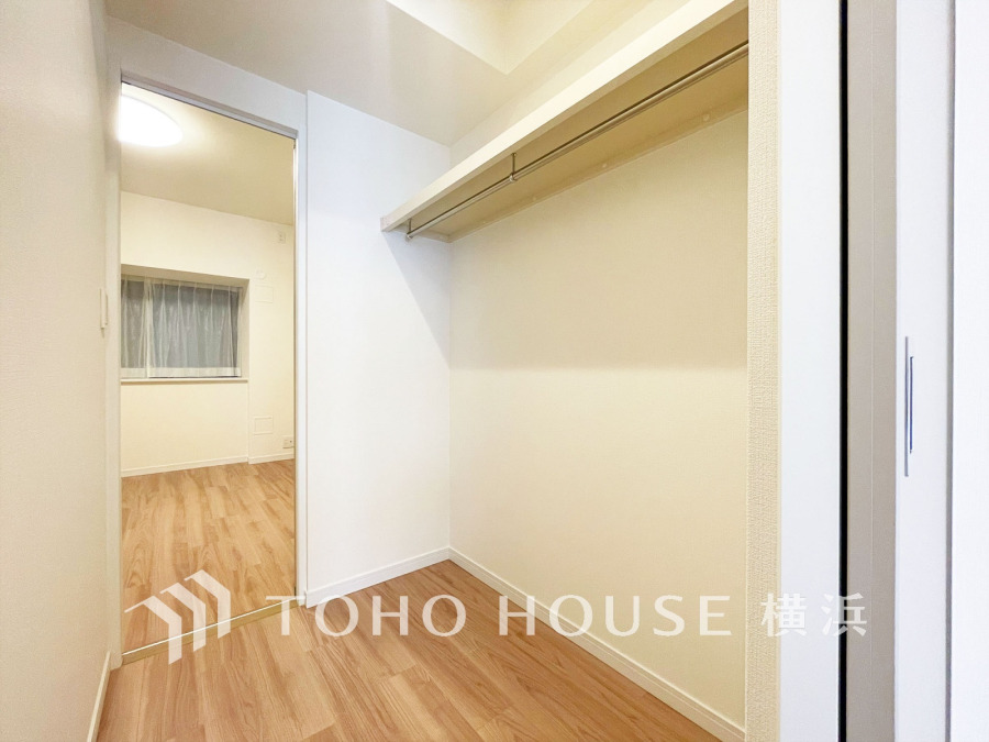 2部屋からアクセスできる
ウォークスルークローゼット。家族みんなの衣類などをたっぷりと収納できるよう広めに設計。見やすく取り出しやすい、機能的で使い勝手のよい収納スペースです。
