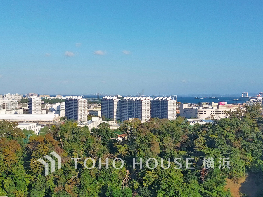 【横浜】の海ある風景を広く一望できる魅力の眺望は、開放的でお住まいの価値の一つでもあります。朝も昼も夜も異なった表情を見せる街の風景は、心豊かな毎日を彩ってくれることでしょう。