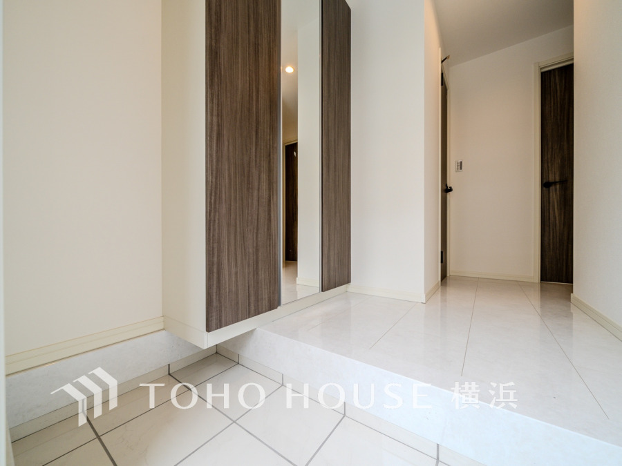 白を基調とした上質感漂う玄関と廊下。居住者の帰り、訪れる方を優しく迎える・安らぎに満ちた生活空間を予感させる。健やかな暮らしを楽しめそう。