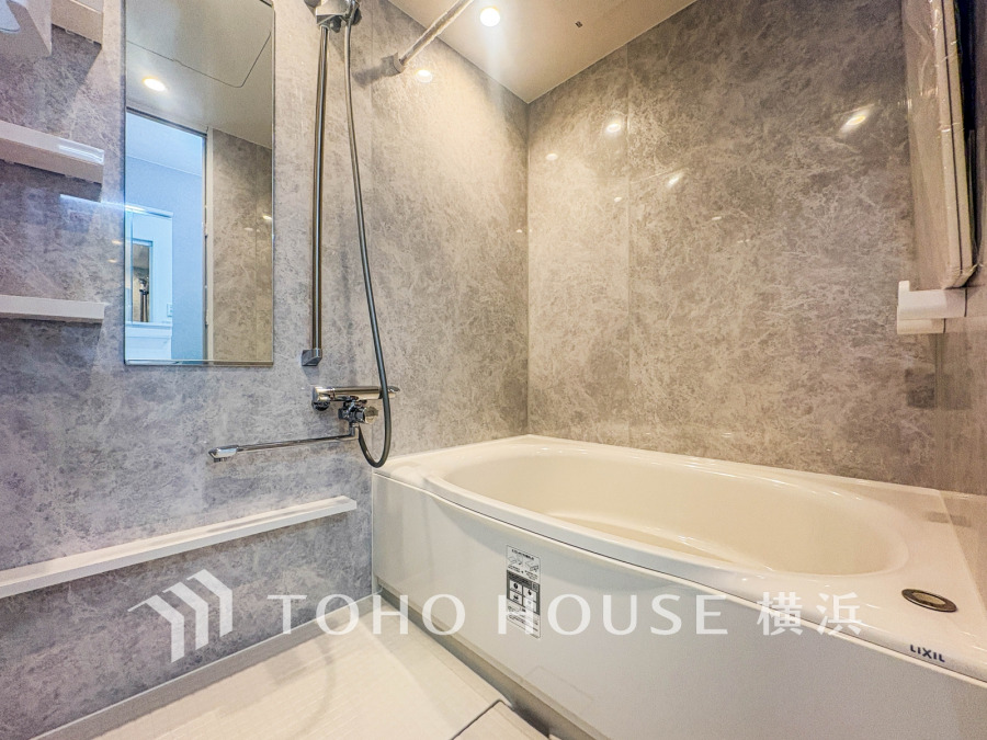 掃除のしやすさ・収納の便利さなど、おふろを使う人、お手入れする人、みんなにとっての「しあわせ性能」を追求したバスルームを採用いたしました。