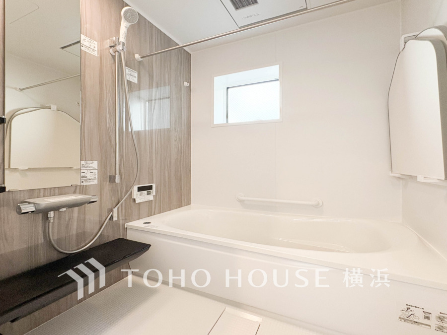 明るい色合いと上質な質感が美しいバスルーム。一日の疲れをさっぱりと洗い流し、寛ぎとリフレッシュのための大切な空間。