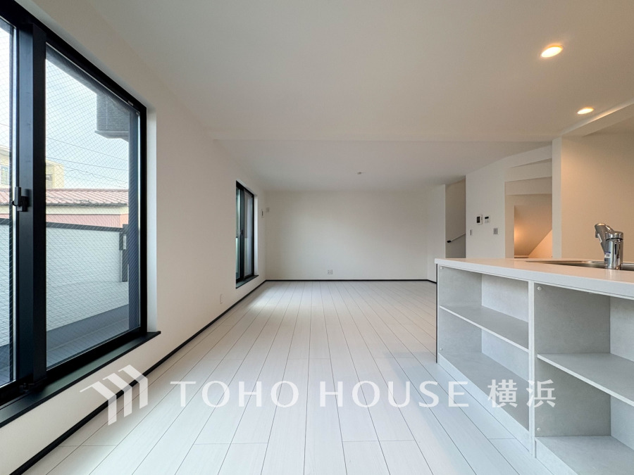 光と風があふれる開放的なリビングダイニングには自然と家族みんなが集まってきます。明るく穏やかな空気のなかで飲んだり、食べたり、笑ったり。