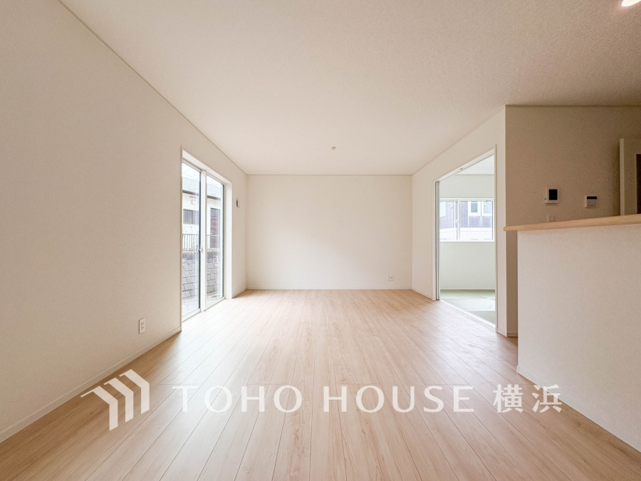 リビングは、家族と共有する生活圏。和室が隣接しており、明るく開放的な居住空間を提供します
