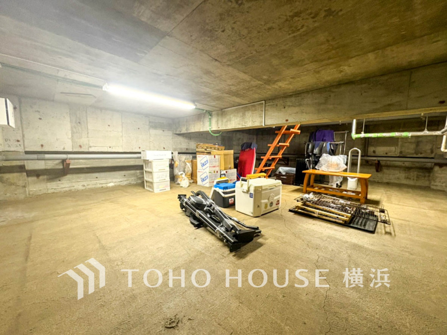 こちらは地下大型収納。暮らし心地を大きく左右する収納が、適材適所に配置され、使い勝手が考慮されています。空間を余すところなく有効利用した収納は生活空間をより上質なものにしてくれるでしょう。