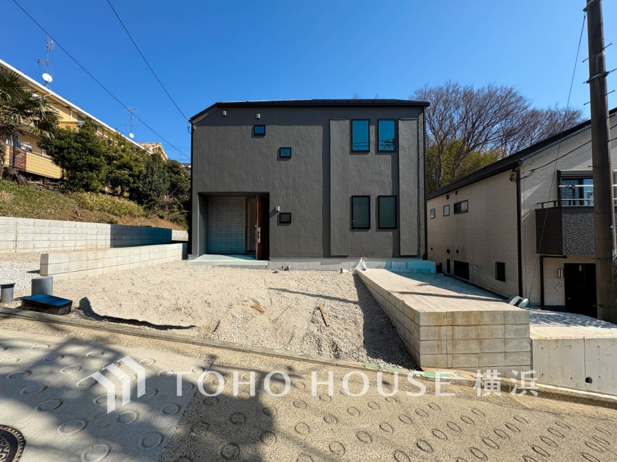 モダンな外観の新築住宅。広い敷地で駐車スペースも確保、静かな住宅街に立地しています。