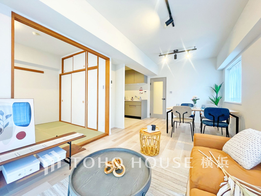 リビングは、家族と共有する生活圏。和室が隣接しており、明るく開放的な居住空間を提供します
