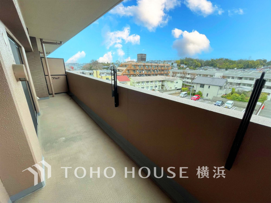 開放感あふれる広々バルコニーで、穏やかな景色と心地よい風を楽しめる快適な住空間です。