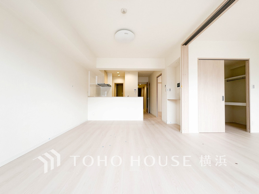 家族みんなが爽やかに健やかに過ごせるように、溢れる光をたっぷり取り込んだリビングダイニング。集いの場、憩いの場としての快適性を求めたやすらぎの空間です。
