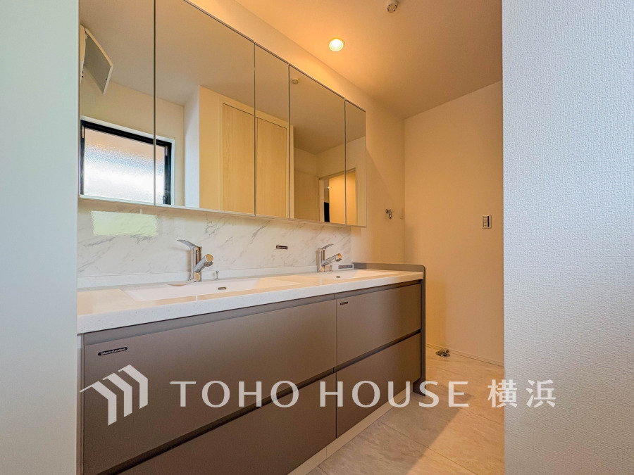 十分な大きさの洗面台は、身だしなみチェックや歯磨きなど、朝の慌ただしい時間でも余裕とゆとりを感じて頂けます。