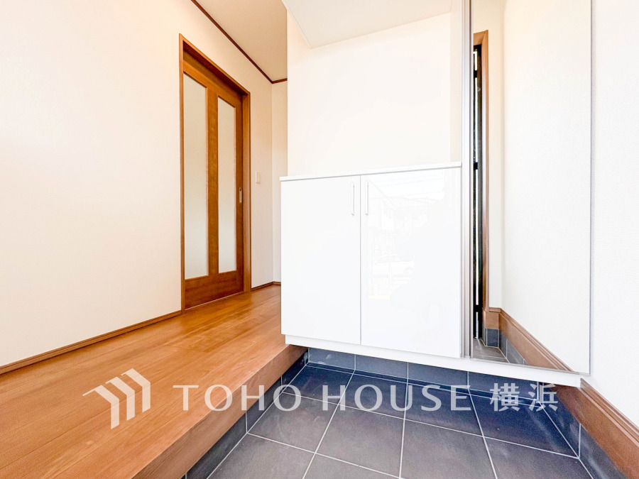 清潔感溢れる玄関がお出迎えする本邸宅の物語は、ここから始まる日常を期待させます。この場所には「希望」と「優越」で包み込んでくれる「特別」な空間があります。