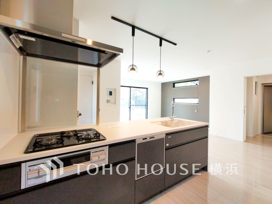 スタイリッシュな対面キッチンを採用。リビングにいるご家族との会話を楽しみながらお料理ができます。
