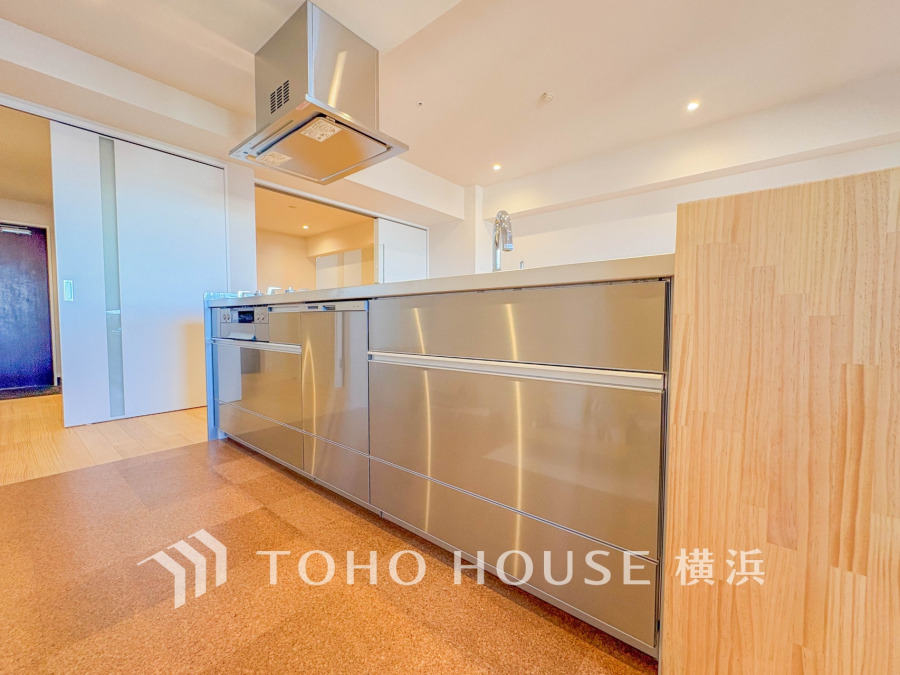 スタイリッシュなステンレス製キッチンは美しく機能的。開放的な対面式で家族の会話も弾みます。