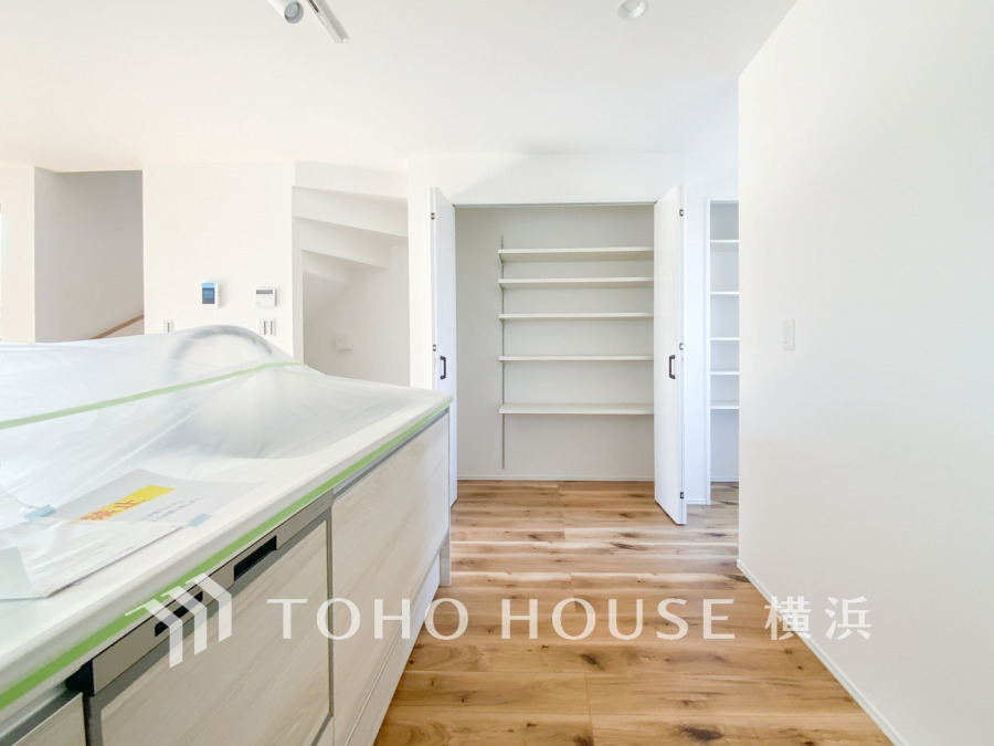 本邸宅にはパントリーをご用意いたしました。お買い物のストック分やその他の収納など、大容量の収納スペースとなっております。是非、現地をご確認下さい。