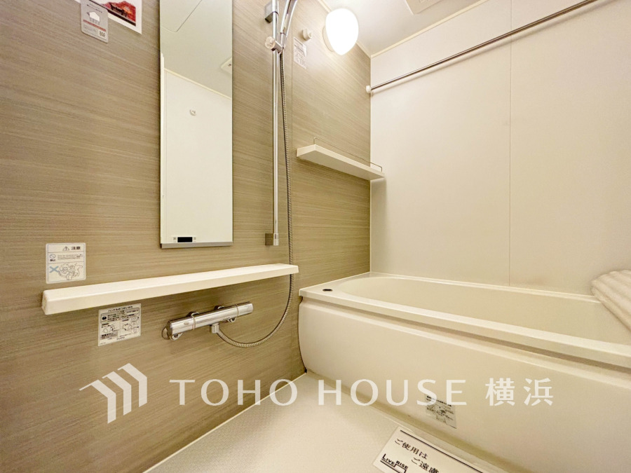 心地よいリラックスを叶える清潔感溢れる美しい空間。快適で機能的なバスルームです。
