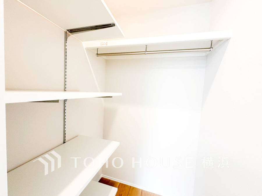 収納力豊富なウォークインクローゼット。棚とハンガーパイプで効率よく整理整頓できます。