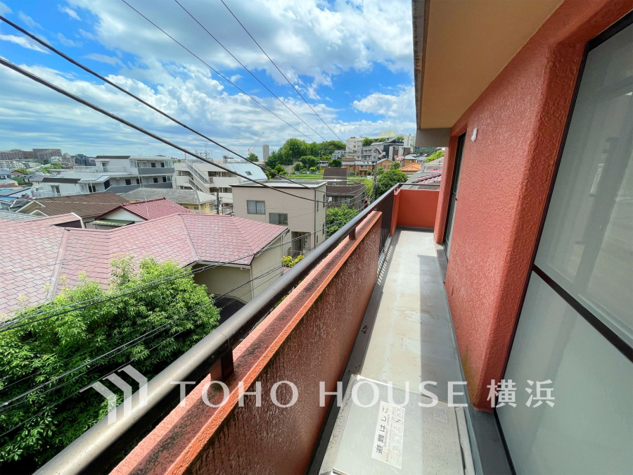 お部屋全体を囲むように広く取られた2面のバルコニーから室内に明るい光と爽やかな風を取り込みます。
