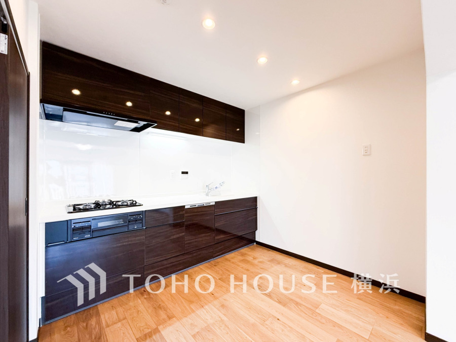 家事動線やリビングとのつながりに配慮し、食事の準備や片付けなどの家事を楽しくするキッチンスペースに仕上げました。毎日使う場所だから気持よく使えて、居心地の良い空間に。