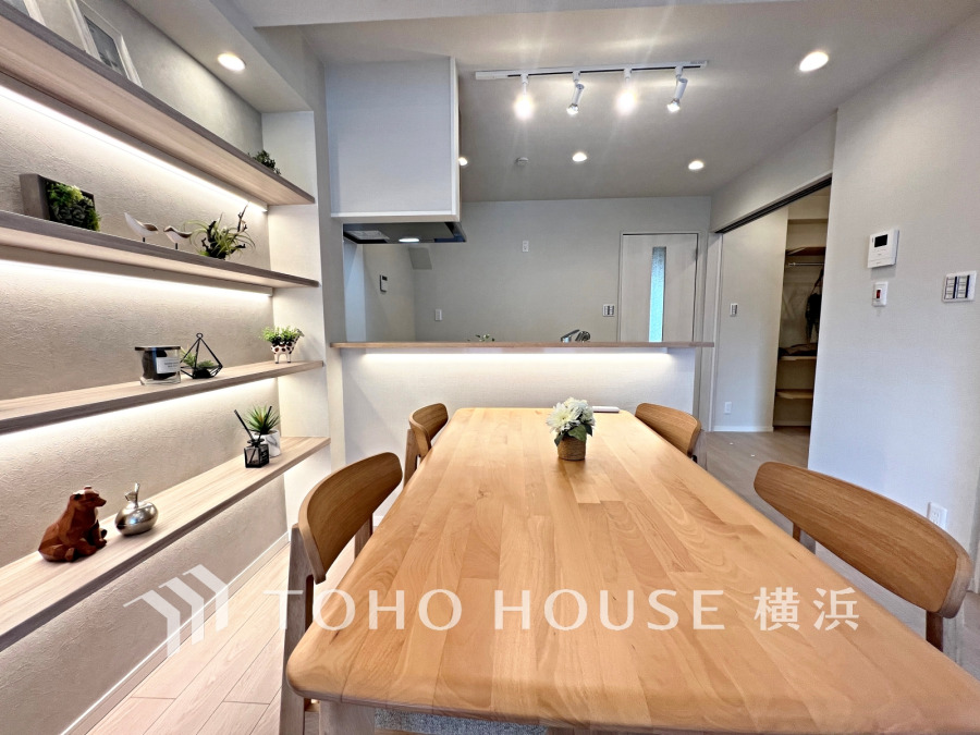 家族と過ごすひと時を溢れる光が優しく包み込むリビングダイニング。家族とともに、心穏やかに過ごすひととき。家族との時間、自分の時間を大切にできる空間がここにあります。