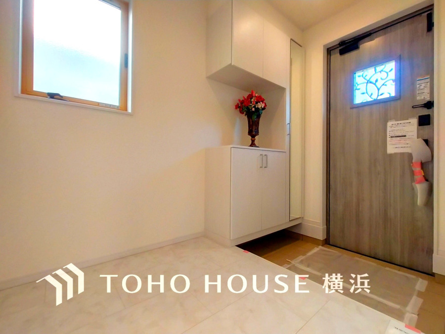 清潔感溢れる玄関がお出迎えする本邸宅の物語は、ここから始まる日常を期待させます。この場所には「希望」と「優越」で包み込んでくれる「特別」な空間があります。