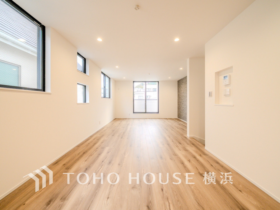 柔らかな光が広がり、デザインされた美しい内装が織り成す家族の集う場所。楽しい会話やさまざまな時が織りなすご家族の時間が丁寧に紡がれていく大切な空間。