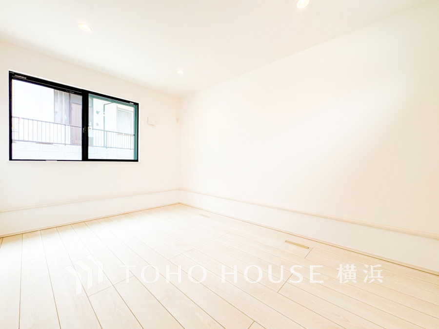 穏やかな風と陽光を導き、プライバシーに配慮された設計プランを採用し、居住性を一段と心地よいものにしています。明るく開放的な空間を演出しております。