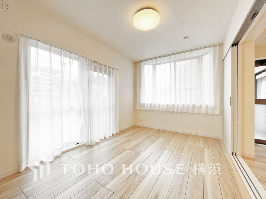 ゆたかな光が床材を照らしだすひと時、この場所には落ち着きと上質な空気感が流れます。この時間が安らぎに包まれたお気に入りの時間に。