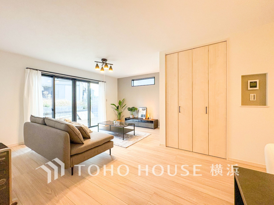 ここにはみんなが集い、食事と楽しい会話が始まる。話に夢中になりすぎて、ついつい時を忘れてしまう。そんな束の間の幸せを感じさせてくれる場所。