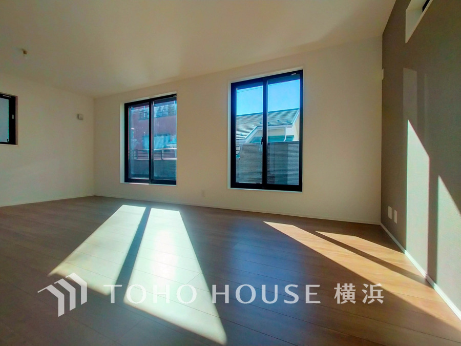 大きな窓からたっぷりの陽光が差し込む明るく開放的なリビング空間。シンプルな内装で自由なレイアウトが可能です。