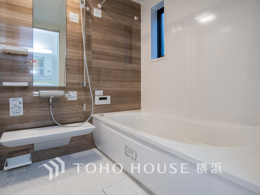 上質が感じられる質感とカラーリングで、清潔な空間美を実現。一日の疲れが癒される優雅なバスタイムを堪能できるゆとりあるバスルームです。