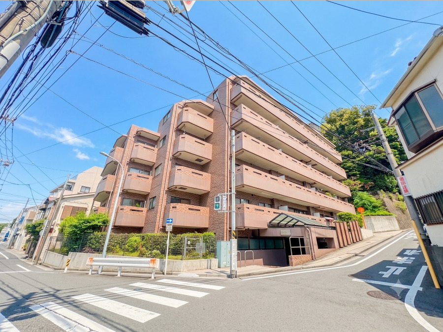 閑静な住宅街に立つ日当たり良好なマンション。周囲は緑豊かで穏やかな暮らしを予感させてくれそうです。