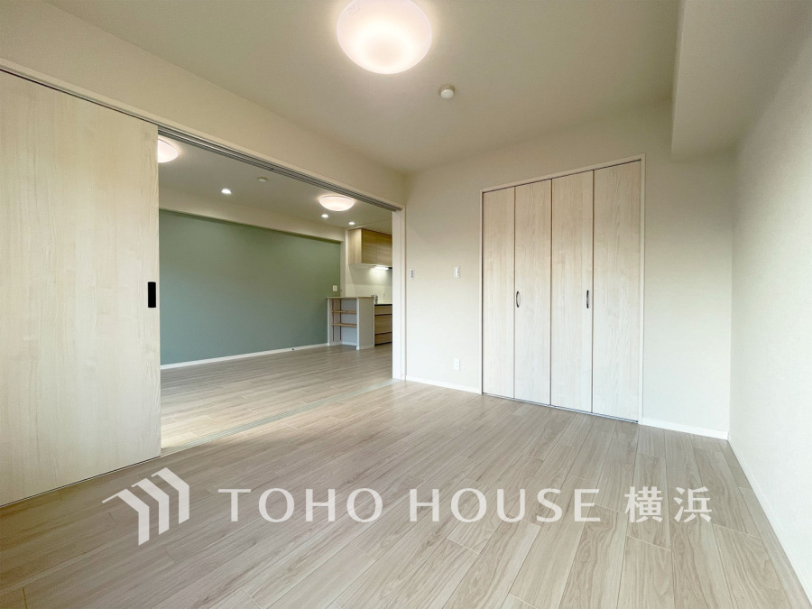 リビングに隣接した洋室は、引き戸を開けてLDK空間を共有しながら開放的に使えます。
