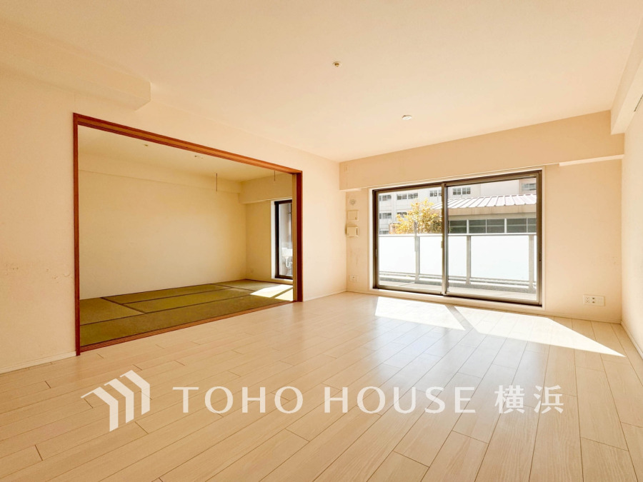 陽光が差し込む明るいリビングと続き間の和室が、広々とした快適な居住空間を演出します。