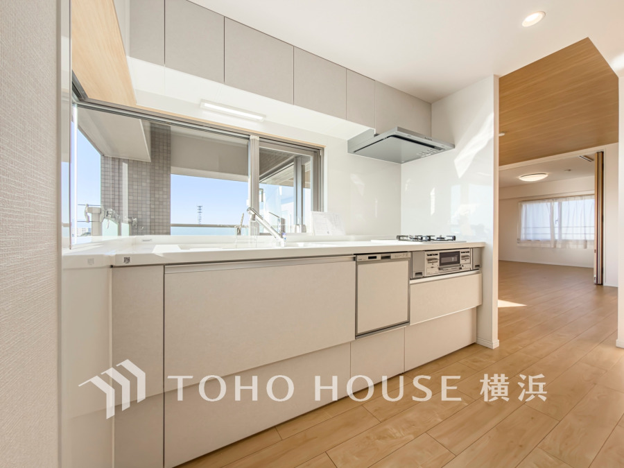 新規交換されたキッチンは、食洗機・浄水器付き。美しさと機能性が一つになったキッチンです。
