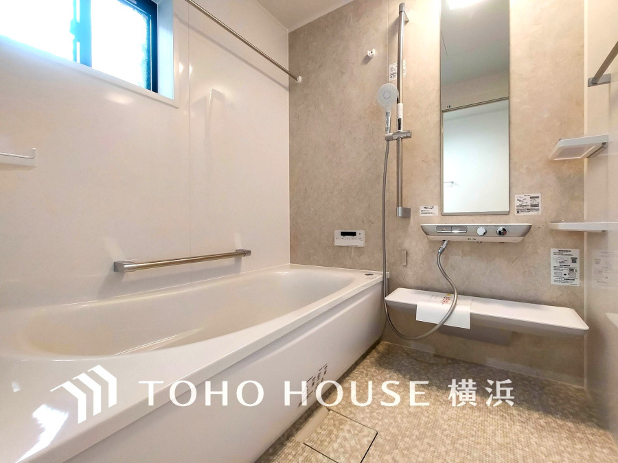 上質が感じられる質感とカラーリングで、清潔な空間美を実現。一日の疲れが癒される優雅なバスタイムを堪能できるゆとりあるバスルームです。