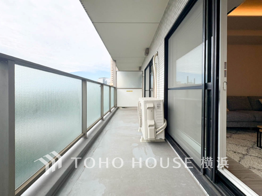 たっぷりの陽光が差し込むバルコニー。健やかな暮らしを守る太陽の恵みを存分に享受できます。爽やかな風と暖かな陽射しが紡ぐハーモニーが日々の暮らしのBGMになることでしょう。