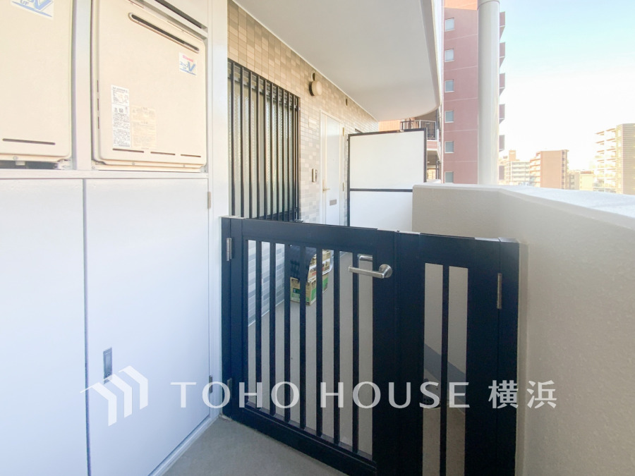 プライバシーを確保した専用門扉付きの玄関ポーチ。