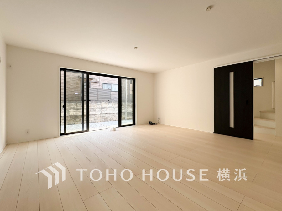 明るい自然光が差し込む広々としたリビング。シンプルで落ち着いた空間が快適な住まいを演出します。