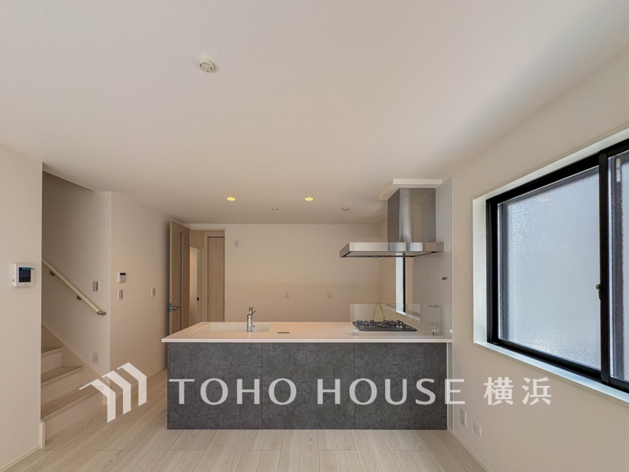 手元の収納から、足元の収納までが全てスライド式で、奥のスペースまで有効に活用できます。奥まで上から見渡せるので、たまにしか使わない調理器具もサッと取出せます。