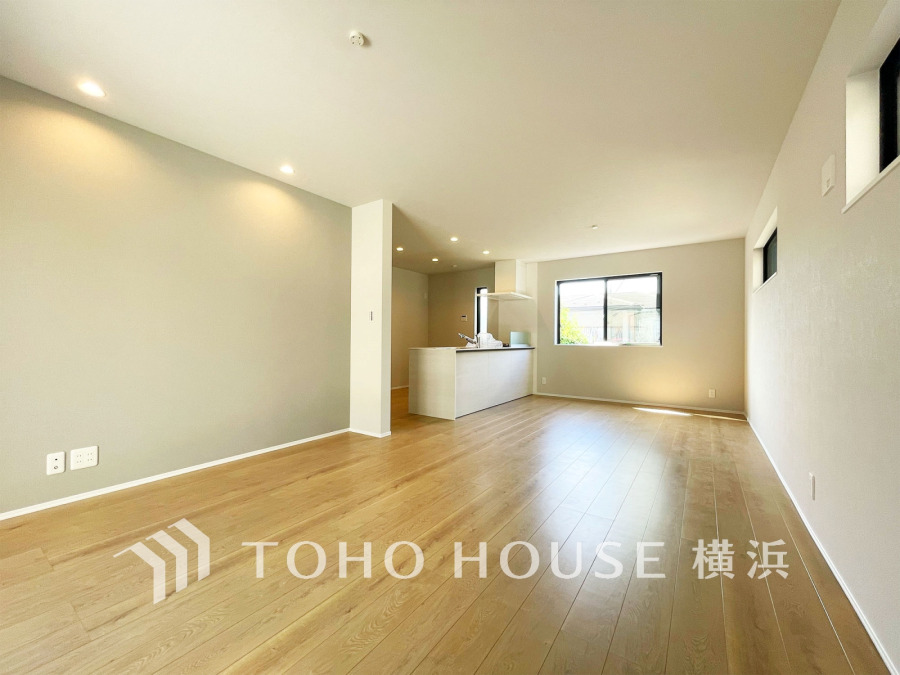 DKは広々19.7帖！3面採光で豊かな陽光が注ぎ込み、爽やかな住空間を演出。