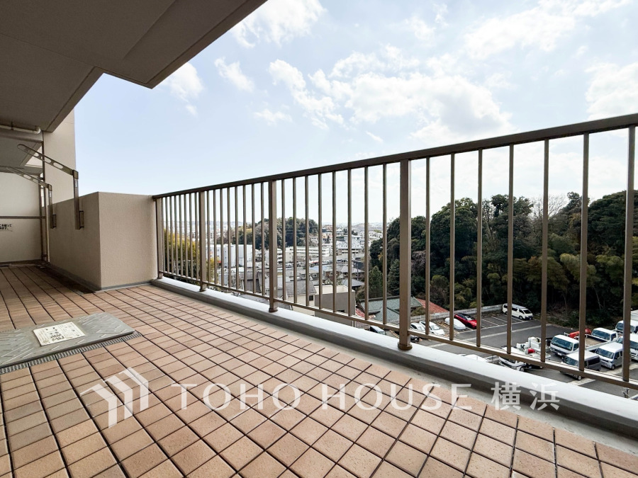 開放感あふれる広々バルコニーから、緑豊かな景色と街並みを一望できます。