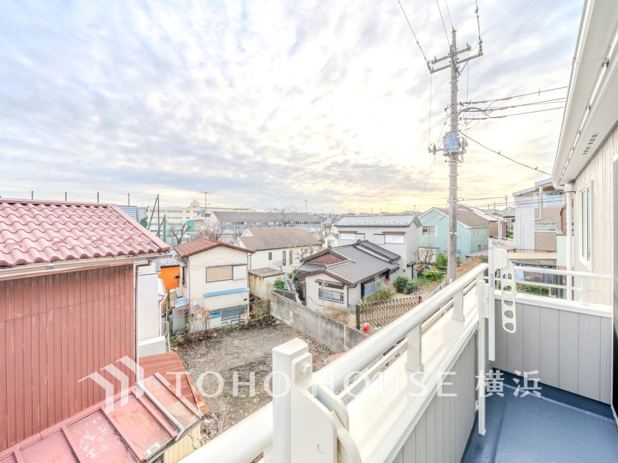 陽当たり良好なバルコニーから、静かな住宅街の眺望を楽しめます。洗濯物も快適に干せるスペースです。