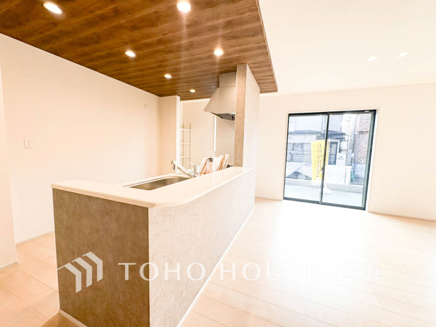 木目天井が温かみを演出する対面キッチン。リビングと一体感のある開放的な空間で家族の会話も弾みます。