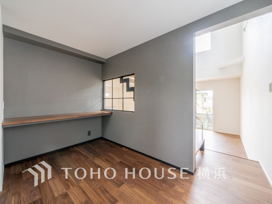 リモートワークやスタディスペース、趣味の空間としてなど、多用途にご使用頂けるお洒落なワークスペースを設置。何かと便利で、あると嬉しい素敵な空間です。