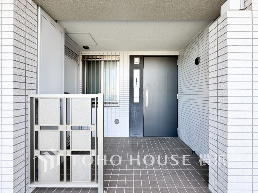 マンションながら戸建感覚で、ゆったりプライベート感のある門扉付き玄関ポーチ。居住者の帰り、訪れる方を優しく迎え、安らぎに満ちた生活空間を予感させてくれます。