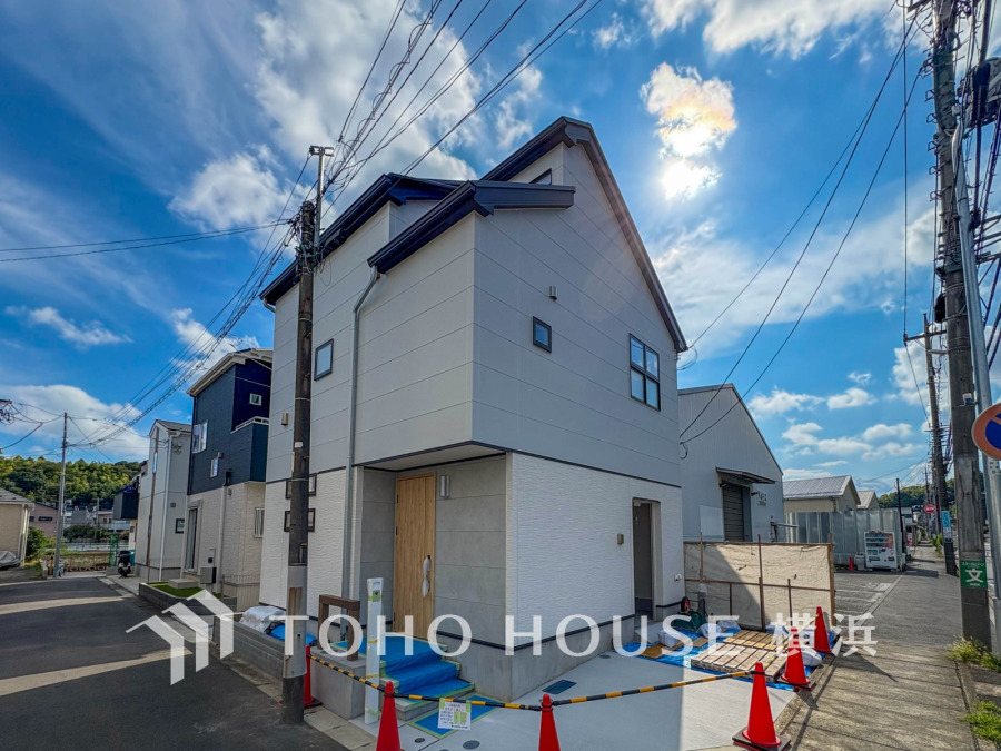 ふりそそぐ陽射しと開放的な空間形成。青空を背景に更なる美しさを醸す佇まい。暖かな陽光と爽やかな風がハーモニーを奏でる上質な空間を愉しむ暮らしがここにある。