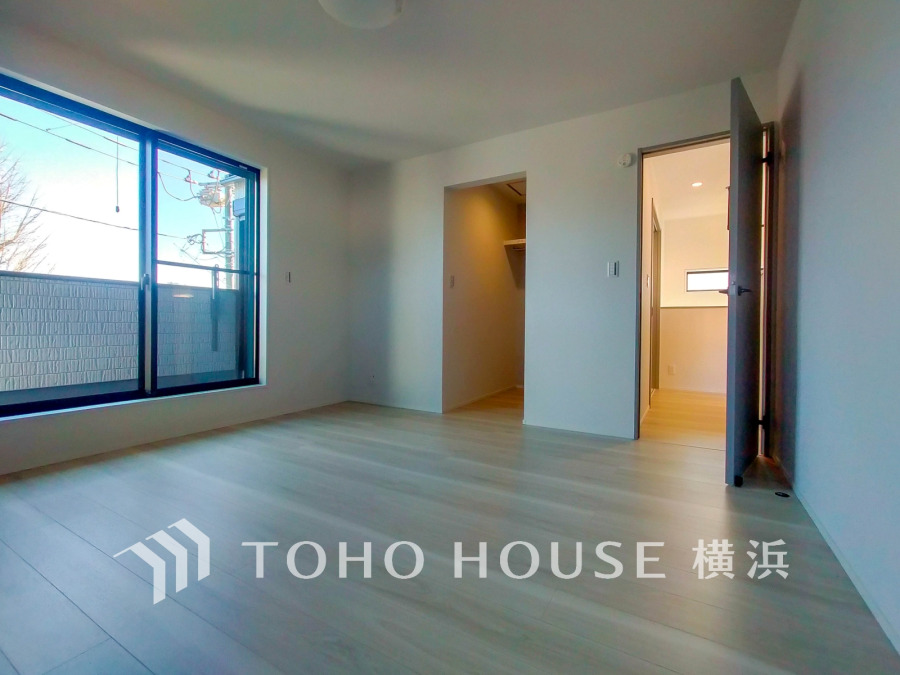 バルコニーに面した明るい洋室は広々8帖。大容量のウォークインクローゼット（約1.7帖）付きです。
