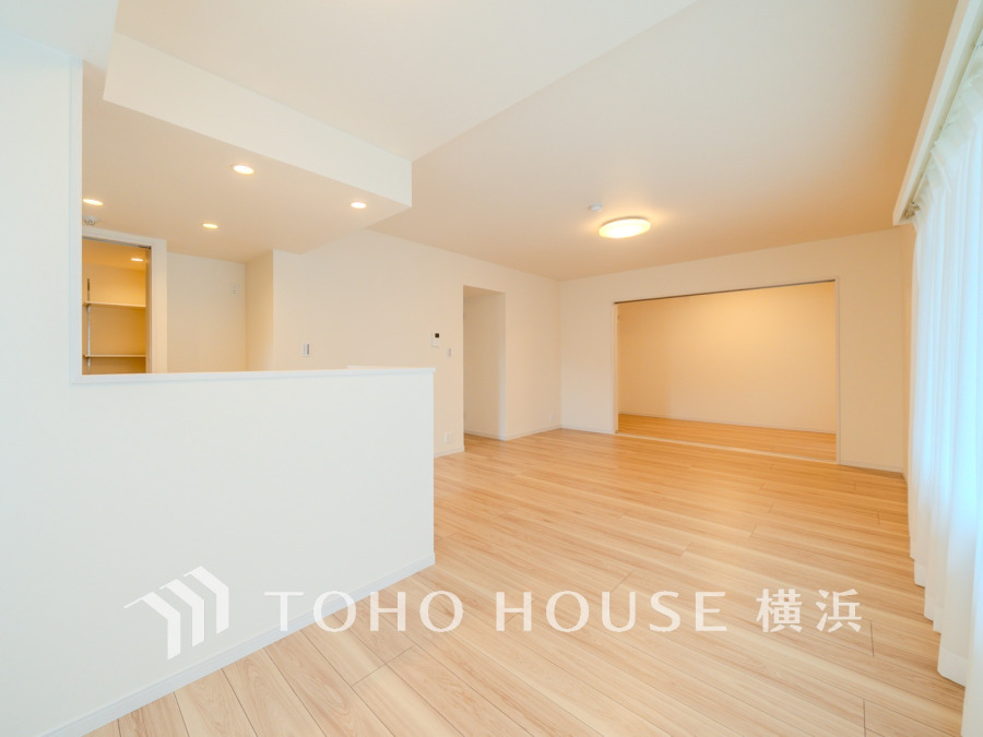 穏やかな時間の流れを楽しみ、寛ぎと笑顔が溢れるリビング。会話を楽しみ、ご家族の何気ない日常にいつもあたたかな幸せの花を添えます。