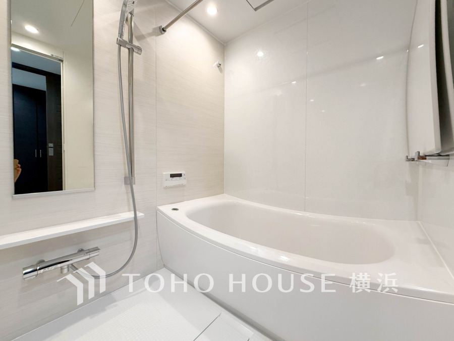 心地よいリラックスを叶える清潔感溢れる美しい空間。快適で機能的なバスルームです。
