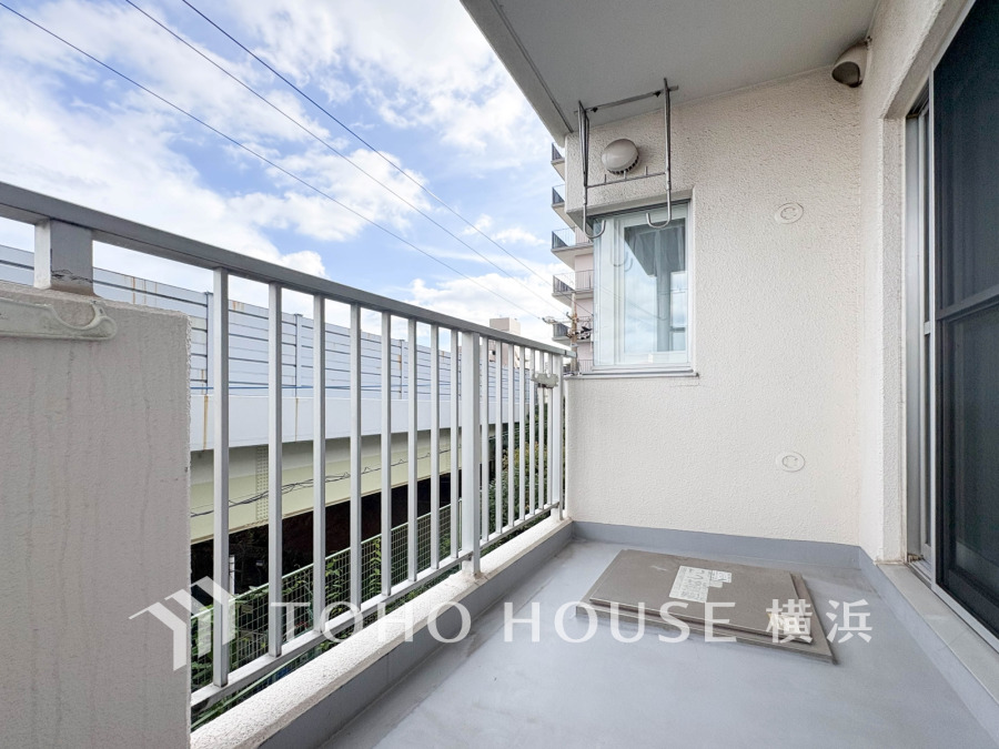 たっぷりの陽光が差し込む南向きのバルコニー。周辺には陽射しを遮る高い建物がなく、太陽の恵みを存分に享受できます。爽やかな風と暖かな陽射しが紡ぐハーモニーが日々の暮らしのBGMに。