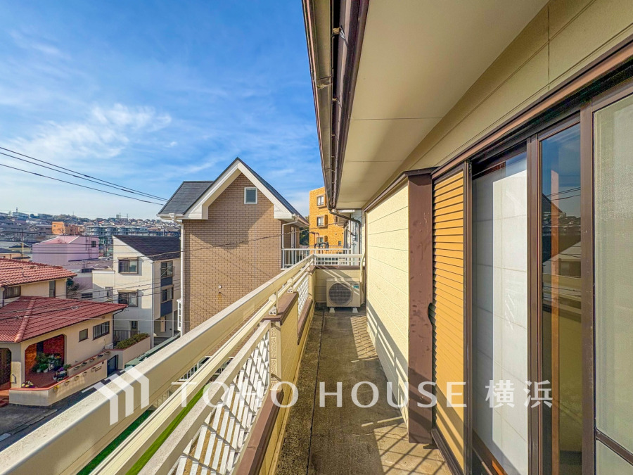 広いバルコニーは、暮らしの中での光と風を演出してくれています。見事なまでの開放的な空間をお楽しみください。